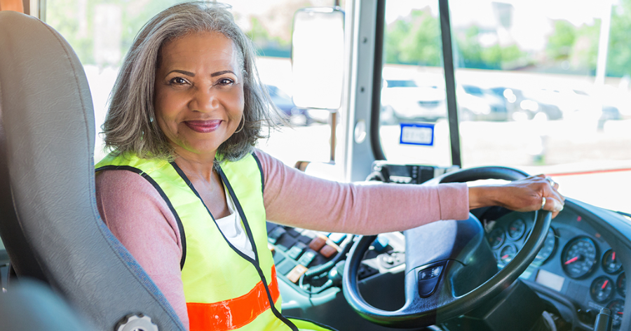 C&oacute;mo los adultos mayores pueden ganar hasta $500 al d&iacute;a como conductores profesionales: una gu&iacute;a pr&aacute;ctica para EE. UU.